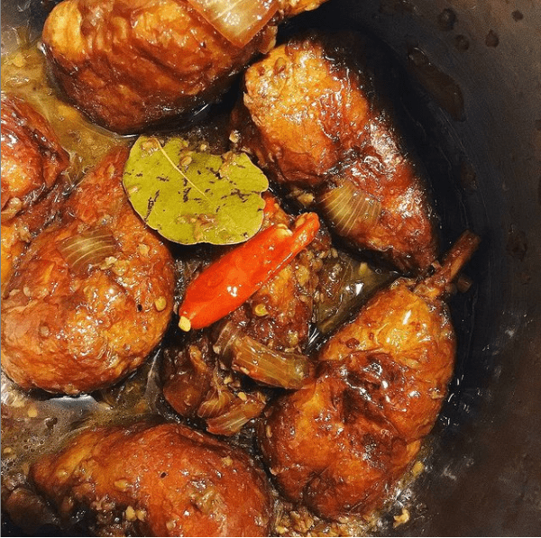 Adobo made with vegan chicken drumsticks.